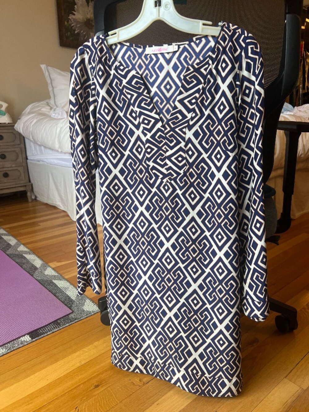 Alice & Trixie 100% Silk V-Neck Dress Geometric Print XS- Perfect Fall Dress!